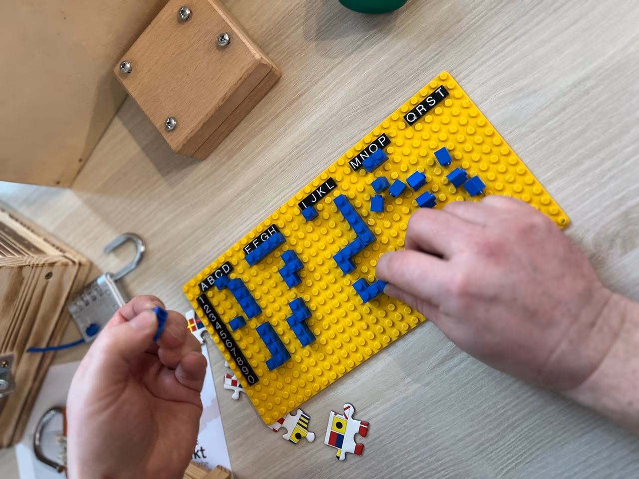 Das Codeboard wird Stein für Stein gelegt