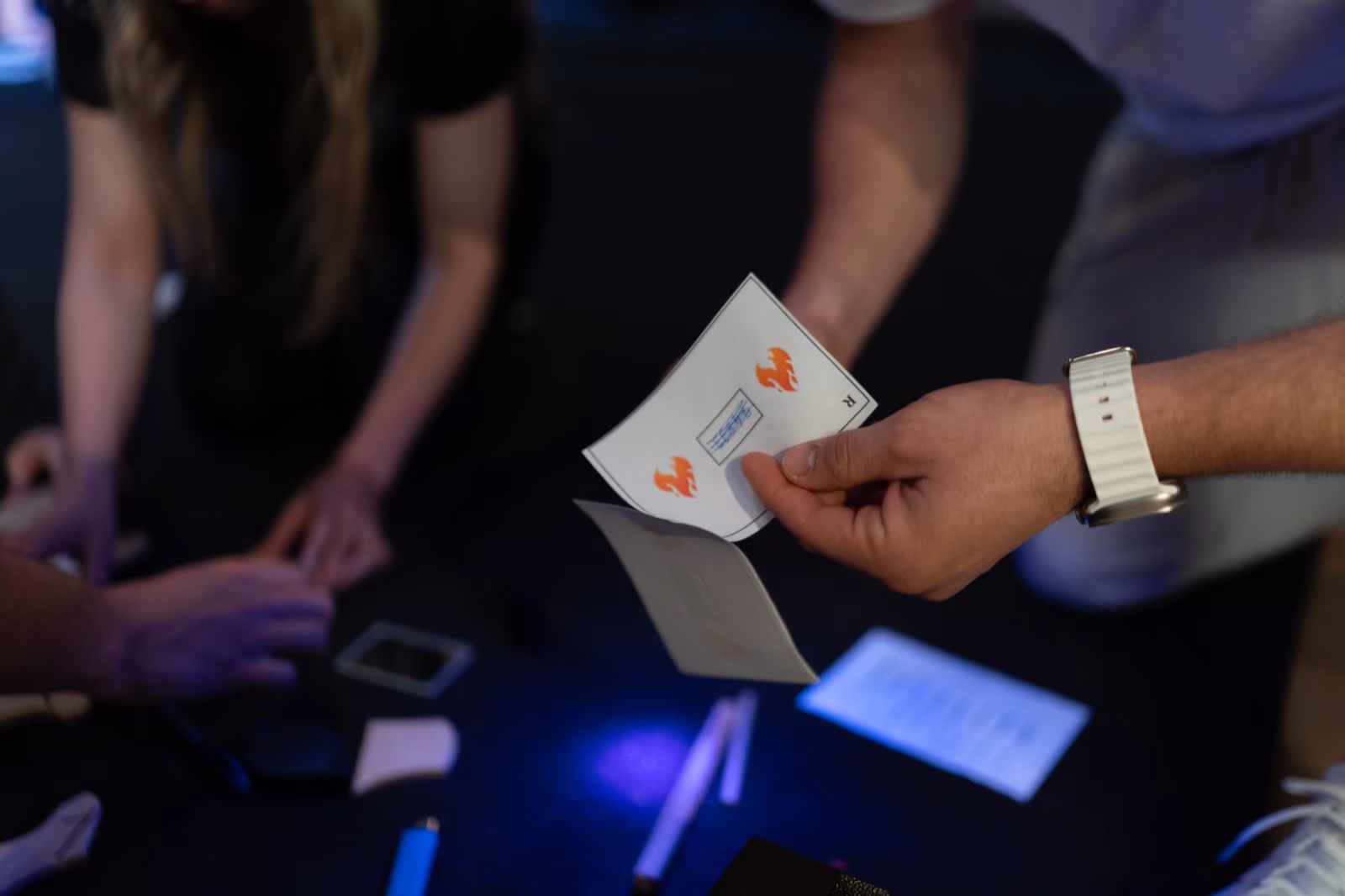 Hinweiskarten unter UV-Licht