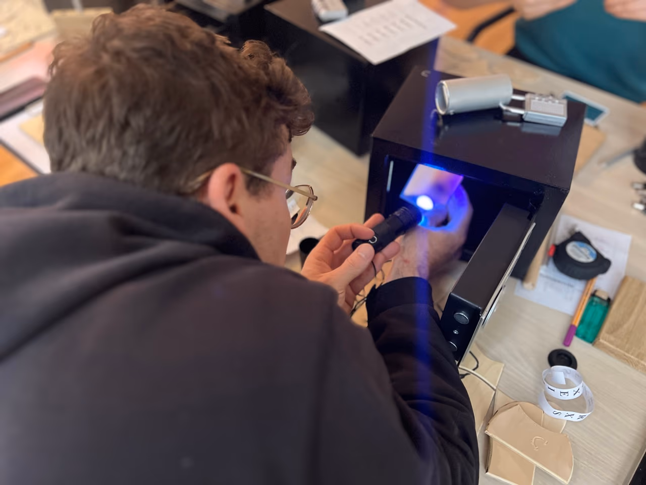 Spurensuche mit der UV-Lampe